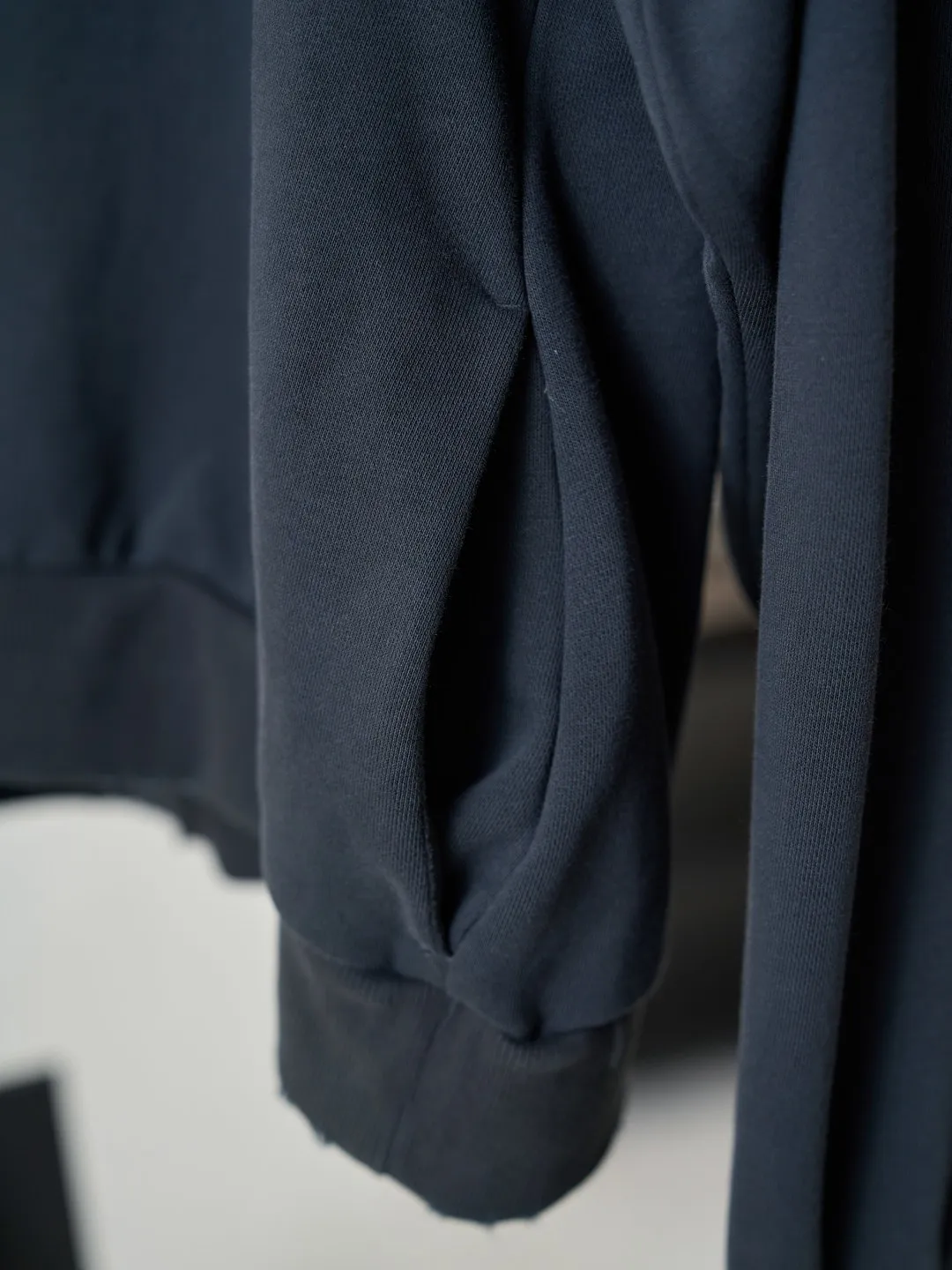 [Real auction] Acne Studios spray-painted distressed logo hooded sweatshirt (women's style) [In Stock] S M L custom air-oxygen soft cotton blend, soft and delicate, comfortable and skin-friendly. A charcoal-toned matte black sets the tone, and natural old-fashioned blending enriches the visual hierarchy. It has a calm and cool Nordic luxury temperament. The distressed Acne Studios logo on the back of the garment serves as the visual focus, forming a subtle contrasting aesthetic from the front and back, hiding ingenuity in a low-key manner. The natural old-fashioned smudge creates a layered beauty full of warmth, the neat hooded structure softens the shoulder lines, and the relaxed drop-shoulder cut outlines a stress-free and lazy silhouette. Simple and narrative, subtle and self-contained, it creates an effortless sense of sophistication. 1 Glue printing uses glue liquid paint to print patterns on fabrics, and bakes the fabric to fix the printed patterns. 2. Gradient distressed spray paint. By spraying dyes of different colors on the surface of the fabric, the clothes can show rich color changes under different lights and increase the visual layering. 3. Positioning and wear-and-tear. Many places on the garment body are regularly positioned and worn manually. Manual brush marks are added to add texture and depth to the surface of the clothing to imitate the texture of natural wear and tear. 4. Fermentation washing treatment: The fabrics have been fermentation washing, which makes the hand feel and texture better, is not easy to deform, shrink, and fade, and maintains long-term beauty and loose fit.